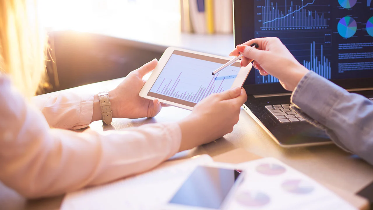 ESCUELA DE NEGOCIOS. Mejorando la competitividad de las empresas locales